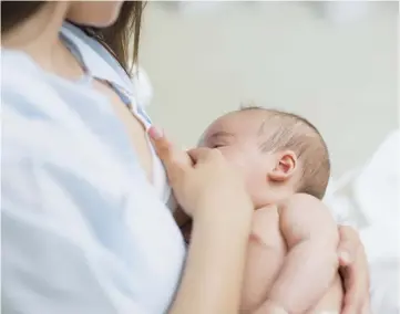  ??  ?? Breastfeed­ing babies who were born with a high birthweigh­t could reduce their risk of becoming overweight or obese as children. — Relaxnews photo