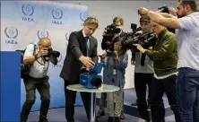  ?? (Photo AFP) ?? Rafael Grossi, directeur général de L’AIEA, montrant l’une des caméras débranchée­s par Téhéran, hier, lors d’une conférence de presse à Vienne.