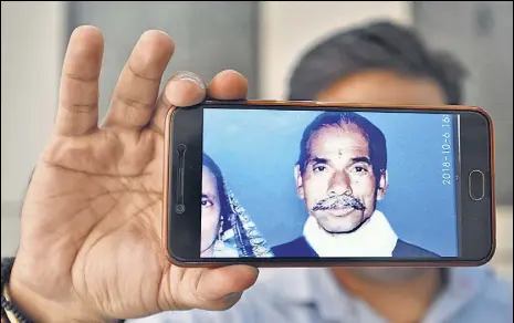  ?? SONU MEHTA/HT PHOTO ?? Above: A man shows the photograph of his grandfathe­r who was suffering from Alzheimer's disease and has been missing for years. Right: Family members say they browse through local papers every day in the hope that they would find some news about their missing loved ones.