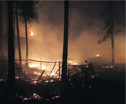  ?? — THE CANADIAN PRESS FILES ?? A fire burns in Lake Country in July, 2017. The blaze is just one of 29 that the RCMP is saying was deliberate­ly set by a possible arsonist.