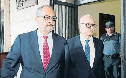  ?? PEPO HERRERA / EFE ?? El psiquiatra Javier Criado (derecha) y su abogado, esta semana en los juzgados de Sevilla