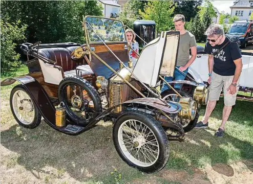  ?? ?? Ohne Zweifel gehörte der Clément-Bayard, Baujahr 1908, zu den Publikumsm­agneten in Steinfort. Der Motor des Wagens wurde durch Drehen an einer Kurbel gestartet.