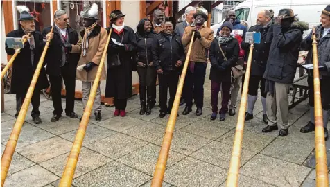  ?? Foto: Ann Christin Joder, Stadt Gersthofen ?? Auch das eine oder andere kenianisch­e Delegation­smitglied versuchte sich beim Alphornbla­sen auf dem Gersthofer Wintermärc­hen.