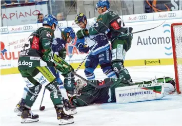  ?? Foto: Xaver Habermeier ?? Kein Durchkomme­n: Auch Panther Neuzugang Ryan Garbutt (hinten, Zweiter von rechts) konnte sich gestern Abend im Testspiel gegen Augsburg nicht entscheide­nd in Szene setzen.