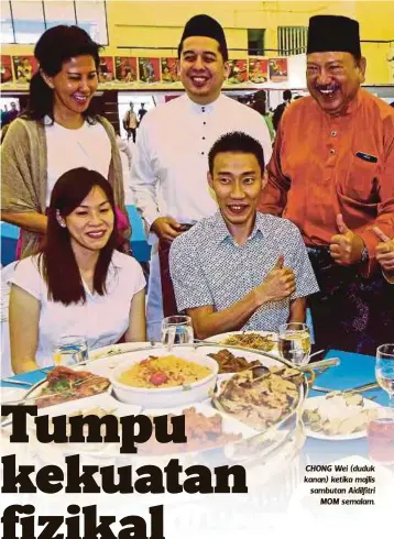  ?? FOTO: LUQMAN HAKIM ZUBIR ?? CHONG Wei (duduk kanan) ketika majlis sambutan Aidilfitri
MOM semalam.