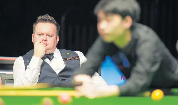  ?? ?? EARLY EXIT: Former world champion Sean Murphy looks on as 19-year-old amateur Si Jiahui takes command at the table in the first round.