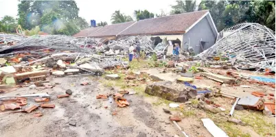 ?? — Gambar AFP ?? PENDUDUK hanya mampu meninjau kemusnahan rumah mereka di Carita, kelmarin selepas dibadai tsunami pada sebelah malamnya susulan letusan Anak Krakatoa.