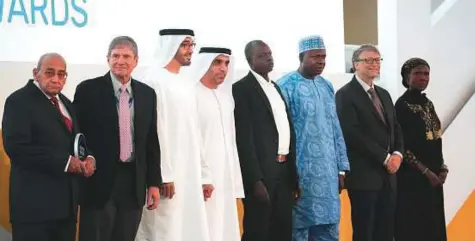  ?? WAM ?? Shaikh Mohammad Bin Zayed and Bill Gates with the individual­s awarded for their efforts towards combating guinea worm disease over the past 30 years, as part of the first Recognisin­g Excellence Around Champions of Health (Reach) awards.