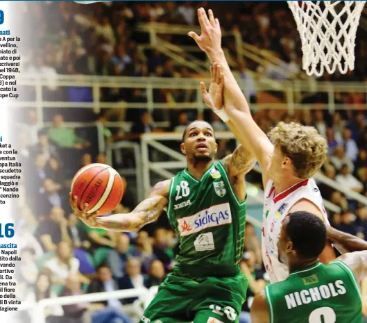  ?? CIAMILLO ?? Keifer Sykes, 26 anni, e Demetris Nichols, 35, della Scandone impegnati in gara 4 del quarto di finale tra Avellino e Milano del campionato 2018-19. L’Armani vinse la serie a gara 5