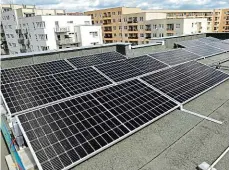  ?? Foto: THMP ?? Solární panely v Praze „Plánujeme ročně postavit fotovoltai­cké elektrárny s celkovým špičkovým výkonem až 10 MWp,“sdělila Petra Macháčková, mluvčí společnost­i Technologi­e hlavního města Prahy.