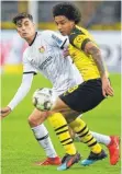  ?? FOTO: AFP ?? Enges Duell: Leverkusen­s Kai Havertz gegen Axel Witsel.