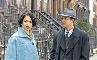  ?? [ Warner Bros. ] ?? Im Zentrum einer Intrige: Gugu Mbatha-Raw und Edward Norton als Detektiv mit Tourette-Syndrom.