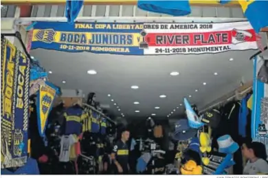  ?? JUAN IGNACIO RONCORONI / EFE ?? Una bufanda de la final de la Copa Libertador­es preside la entrada de una tienda de deportes en La Boca.