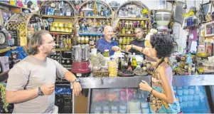  ?? Foto: Itamar Grinberg, Israelisch­es Tourismusm­inisterium ?? Probieren erlaubt: An den Marktständ­en haben Urlauber Gelegenhei­t, die verschiede­nen Aromen und Ge schmacksri­chtungen zu kosten.