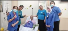 ?? ?? Chief nursing officer of hmg Sabah Specialist eospitalI Madam Munees (second from left)I presenting the goodie bag to one of the dialysis patients at the dialysis unit of hmg Sabah.