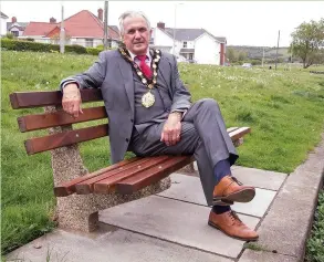  ?? ROGER HARRISON ?? Mayor Kenneth Watts tries out a refurbishe­d bench at Pwll y Waun Lake in Porthcawl