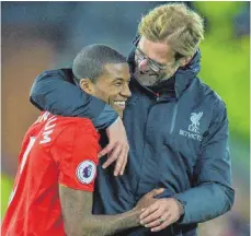  ??  ?? Der Trainer und sein Matchwinne­r: Liverpools Coach Jürgen Klopp (rechts) drückt Liverpools Georginio Wijnaldum.