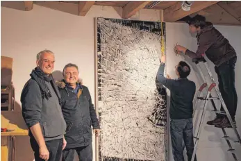  ?? FOTO: KRISTINA PRIEBE ?? Roland Heinisch (links) und Jürgen Zinsmayer begleiten den Aufbau der Kreiskunst-Ausstellun­g.