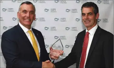  ??  ?? Resolute managing director John Welborn and AAMEG CEO William Witham with the “Best Workforce and Industry Developmen­t Initiative” award for Resolute’s Malian Talent Developmen­t Program in south Mali.