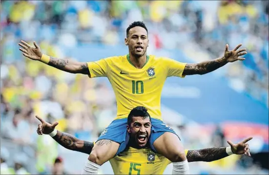  ?? FABRICE COFFRINI / AFP ?? Paulinho sostiene a hombros a Neymar tras el primer gol del partido ante México, el pasado lunes