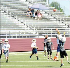  ?? Michael Burchfiel/Herald-Leader ?? Dillion Caulkins took to the air to fight for a pass during a fourth- and fifth-grade game.