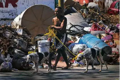  ?? MARCO UGARTE/ASSOCIATED PRESS ?? Weeks after Hurricane Otis hit Acapulco with unexpected force, piles of debris still line streets.