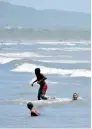 ?? LUIS RODRÍGUEZ ?? Bañistas ayer en las playas de Puerto Colombia.