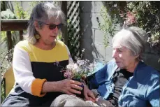  ?? JIM WILSON/ THE NEW YORK TIMES) ?? Dr. Teresa Palmer, left, brought her mother, Berenice De Luca Palmer, home with her for home hospice care after De Luca Palmer was diagnosed with pancreatic cancer.