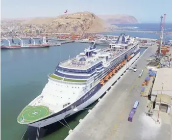  ??  ?? ► Actualment­e, los cruceros en Arica recalan en el molo.