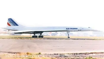  ??  ?? El avión Air France Concorde esperando autorizaci­ón para despegar del aeropuerto capitalino en 1980. Tenía una capacidad para 144 pasajeros.