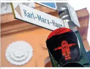  ??  ?? Ein Marx-Ampelmännc­hen im deutschen Trier