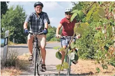  ?? FOTO: HELMUT SCHIPMANN ?? Die ADFC-Mitglieder Katharina Tsagurnis und Jürgen ten Freyhaus kennen die Hinderniss­e auf den Radwegen.