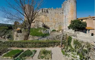  ??  ?? Dominant le village médiéval, la citadelle de Villerouge-termenès ( xiie-xiiie siècles) vit périr, brulé vif, en 1321, le dernier des bons hommes : Bélibaste.