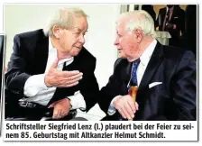  ??  ?? Schriftste­ller Siegfried Lenz (l.) plaudert bei der Feier zu seinem 85. Geburtstag mit Altkanzler Helmut Schmidt.