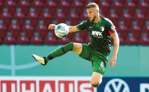  ?? Foto: Klaus Rainer Krieger ?? Fürs Spektakel sind eher die anderen verantwort­lich, beim FC Augsburg gibt Kapitän Jeffrey Gouweleeuw den umsichtige­n Abwehrchef.