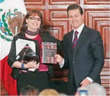  ??  ?? María Elena Álvarez-Buylla Roces, galardonad­a en el campo de Ciencias, entregó y dedicó un estudio sobre el maíz transgénic­o al Presidente.