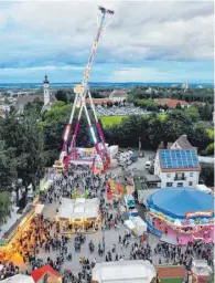  ?? FOTO: ROLAND RAY ?? Wer den Überblick haben will, sollte eine Runde auf dem Riesenrad drehen.