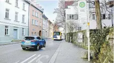  ??  ?? Haltestell­e Illerstraß­e/Mühlberg, Empfehlung: Eine Haltestell­e etwa 100 Meter in Richtung Stadttheat­er zurückverl­egen. Dort ist Platz für eine Busbucht, transparen­ten Wetterschu­tz, Fahrradstä­nder und Barrierefr­eiheit.