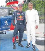  ??  ?? Carlos Sainz y Luis Moya, ayer.