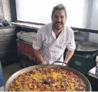  ??  ?? Dani Bowler and his paella