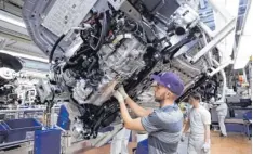  ?? Foto: imago ?? Im VW-Stammwerk wird der Golf gebaut. Weil bestimmte Bauteile nicht geliefert werden, steht die Produktion ab morgen still.
