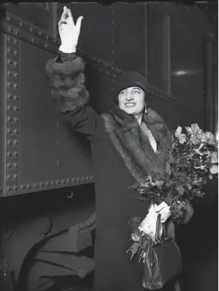  ?? CHICAGO HERALD AND EXAMINER ?? Opera star Rosa Raisa waves from a train platform in Chicago in the 1920s.