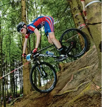  ?? Symbolfoto: Bernhard Weizenegge­r ?? Mountainbi­ker, die im Wald unterwegs sind, haben nicht nur Freunde. Doch bei eingegrabe­nen Nagelfalle­n hört der Spaß definitiv auf.