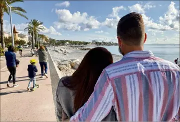  ?? (Photo L.M.) ?? Baptiste et Béatrice voulaient vivre plus près de leurs proches. La Covid aura eu raison de leur projet.