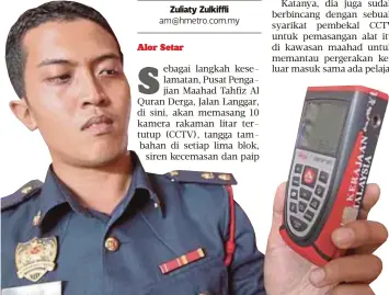  ??  ?? MOHD Shahril menunjukka­n alat pengukur laser yang digunakan ketika
memeriksa keselamata­n bangunan.