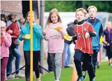  ?? FOTO: LINDEKAMP ?? Kinder der Millinger Grundschul­e während des Sponsorenl­aufes auf dem Sportplatz.