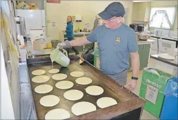  ?? – Kirk Starratt, www.kingscount­ynews.ca ?? Volunteer Randy Lawrence was flipping flapjacks at the Eagle Watch sausage and pancake breakfast at the Sheffield Mills Community Hall.