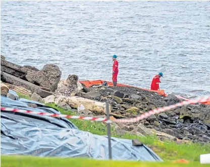  ?? Picture: Kenny Smith. ?? Workers at the oil spill on the shore at North Queensferr­y, between the Forth Road Bridge and Queensferr­y Crossing.