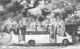  ??  ?? Siete encapuchad­os secuestrar­on al conductor de un autobús antes de incendiarl­o en Miranda, informó ayer Telesur. Un incidente similar ocurrió en Caracas. Además, manifestan­tes retuvieron a dos policías en Táchira ■ Foto Xinhua