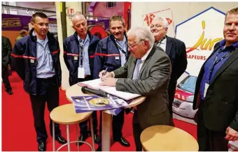  ??  ?? Michel Dronier (Fédération jurassienn­e de l’Artisanat et des services) et Clément Pernot (président du SDIS) signent la convention sur le stand des pompiers du salon « Made in Jura ».